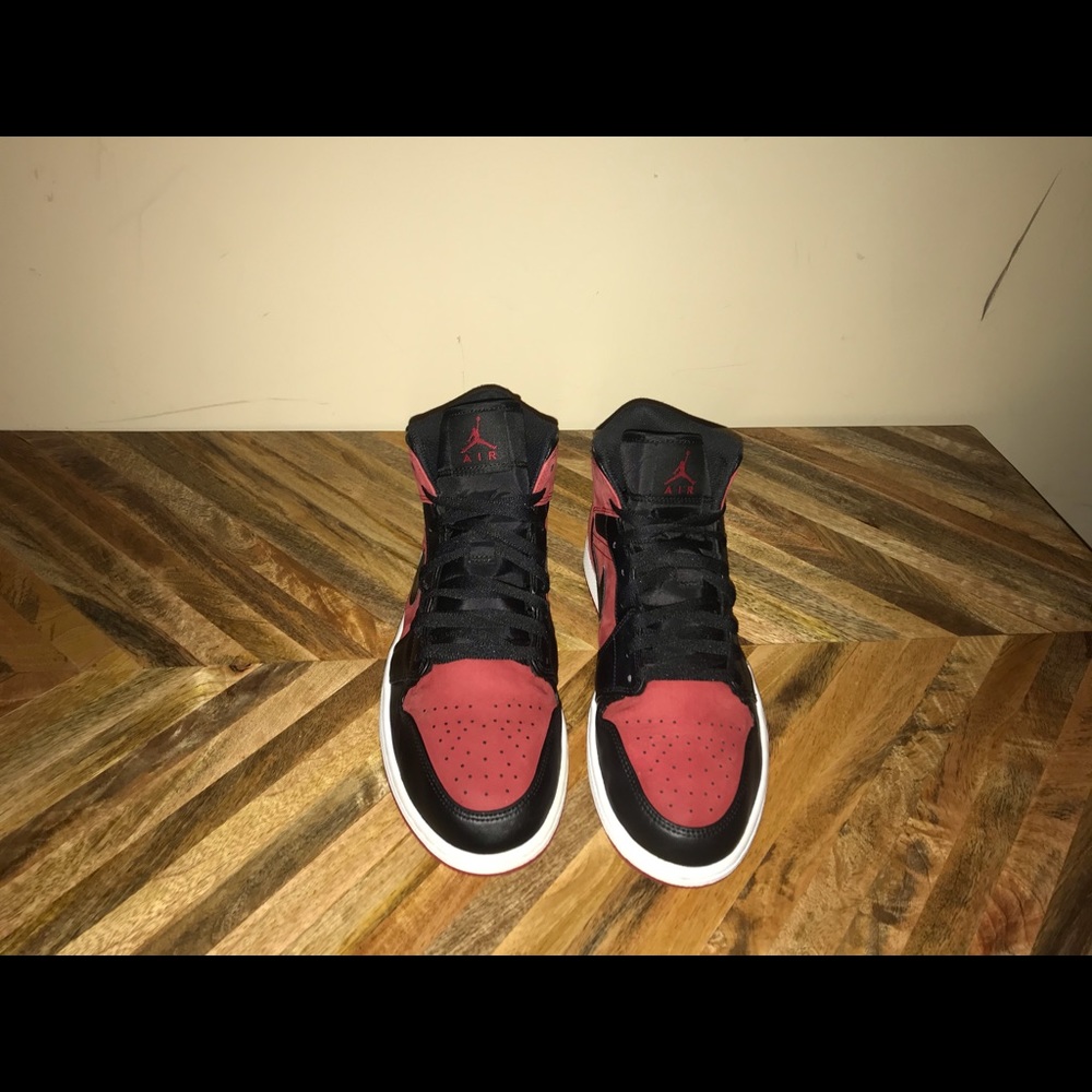 Air Jordan 1 Mid Banned
